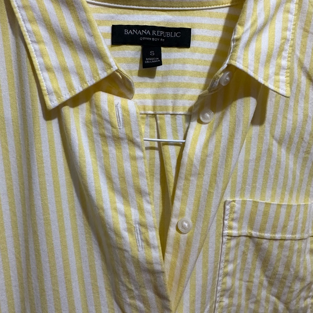 Brand new button down women’s shirt in yellow/ white by Banana Republic